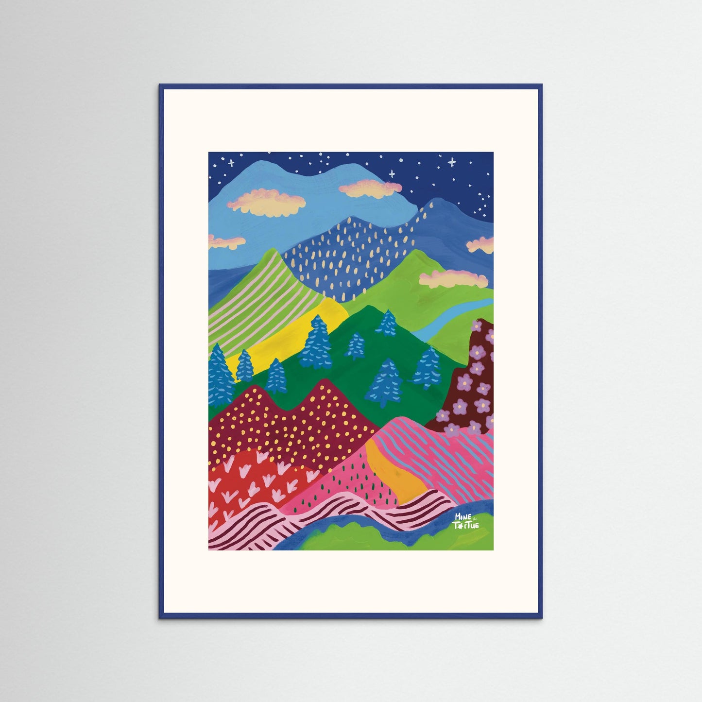 Kleurrijke bergposter met speels berglandschap in blauwe lijst met freja passe-partout