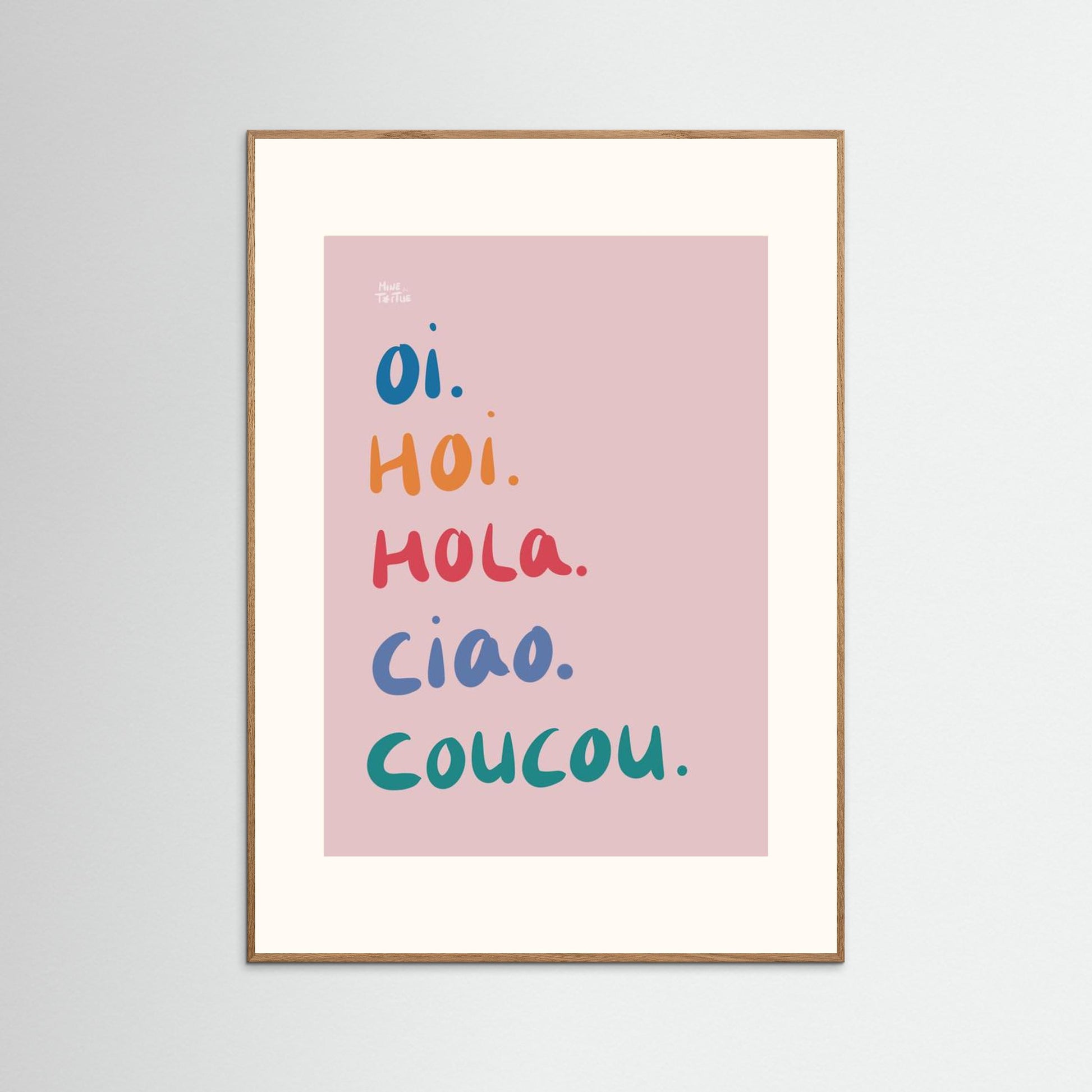 Hello text poster ‘Oi Hoi Hola Ciao Coucou’ in playful typography on soft pink background – Mine de Tortue