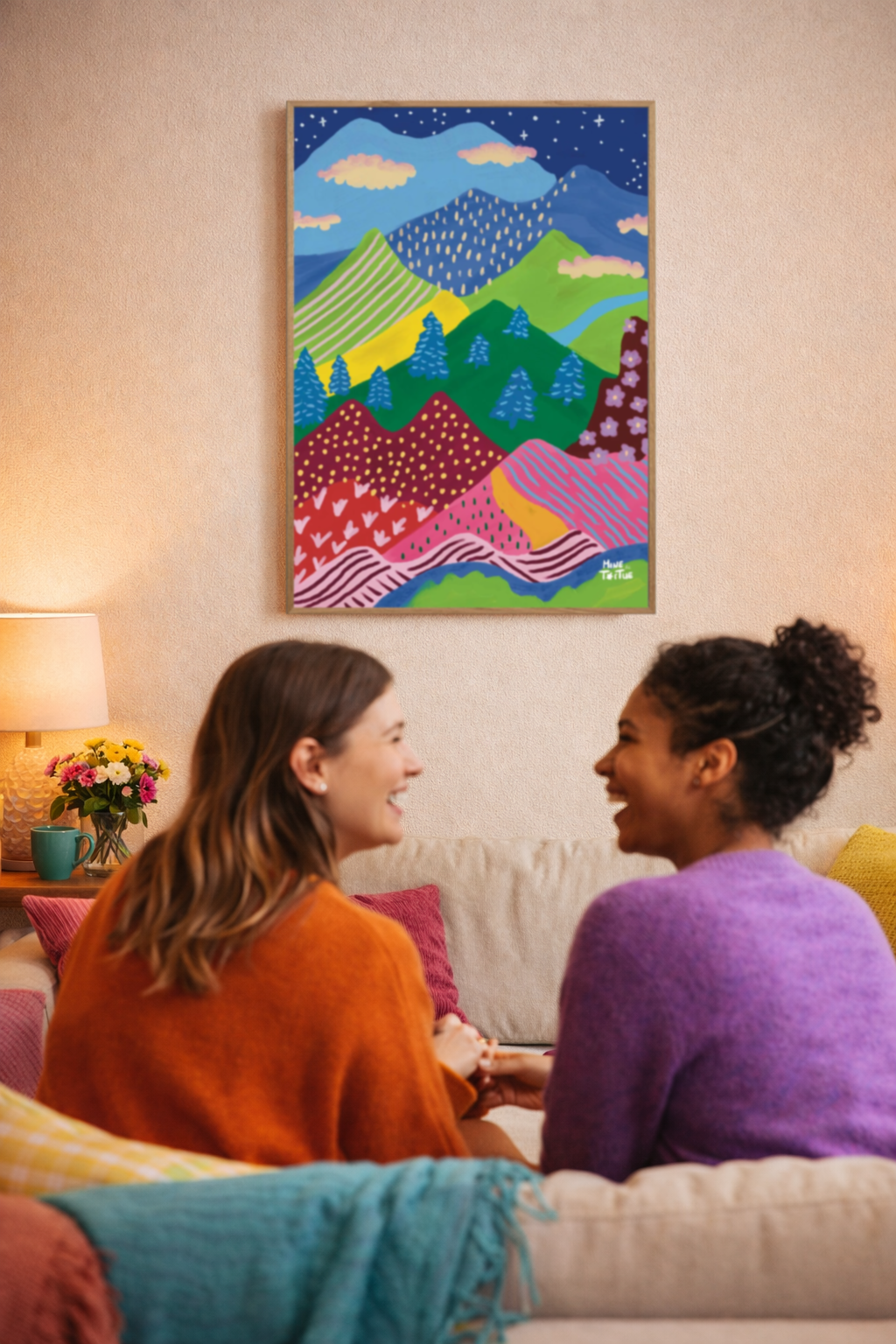 Kleurrijke bergposter als wanddecoratie in sfeervolle woonkamer