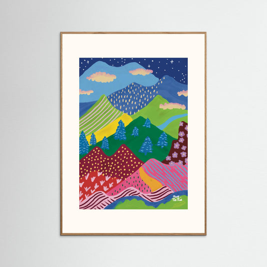 Kleurrijke bergposter met speels berglandschap in eiken lijst met freja passe-partout